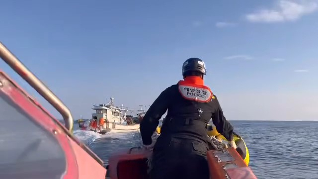 울진해경이 정선명령을 거부하고 도주하고 있는 어선을 추격하고 있다. 울진해경 제공