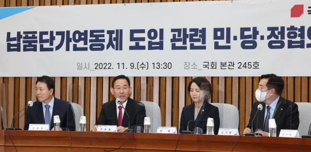국민의힘 주호영 원내대표(왼쪽 두번째)가 9일 서울 여의도 국회에서 열린 납품단가 연동제 도입 관련 민당정협의회에서 인사말을 하고 있다. 왼쪽부터 국민의힘 성일종 정책위의장, 주호영 원내대표, 이영 중소벤처기업부 장관, 김기문 중소기업중앙회 회장. 연합뉴스