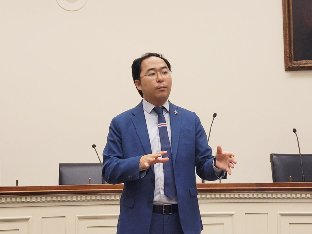 앤디 김 미국 연방하원 의원이 29일(현지시간) 미국 워싱턴DC 연방 하원에서 워싱턴 특파원단과 인터뷰를 하고 있다. 연합뉴스