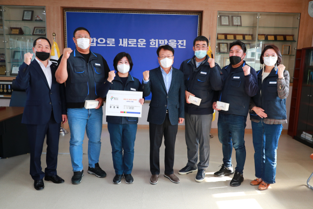 울진군이 공무직 근로자에게 명함을 전달했다. 울진군 제공