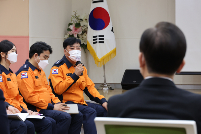 최성범 용산소방서장이 지난 9일 오전 서울 용산소방서에 열린 더불어민주당 이재명 대표와의 간담회에서 이태원 압사 참사 당시 대응 상황 등에 대해 설명하고 있다. 연합뉴스
