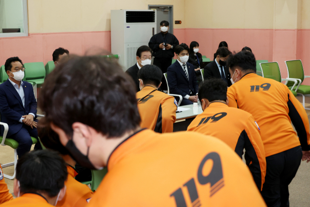 9일 오전 서울 용산소방서에 열린 더불어민주당 이재명 대표와의 간담회에 참석한 소방관들이 간담회 도중 출동 명령이 떨어지자 긴급하게 간담회장을 나가고 있다. 연합뉴스