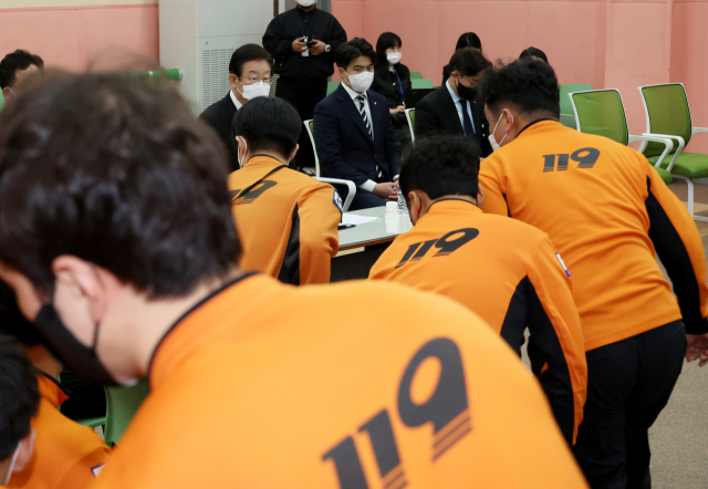 9일 오전 서울 용산소방서에 열린 더불어민주당 이재명 대표와의 간담회에 참석한 소방관들이 간담회 도중 출동 명령이 떨어지자 긴급하게 간담회장을 나가고 있다. 연합뉴스