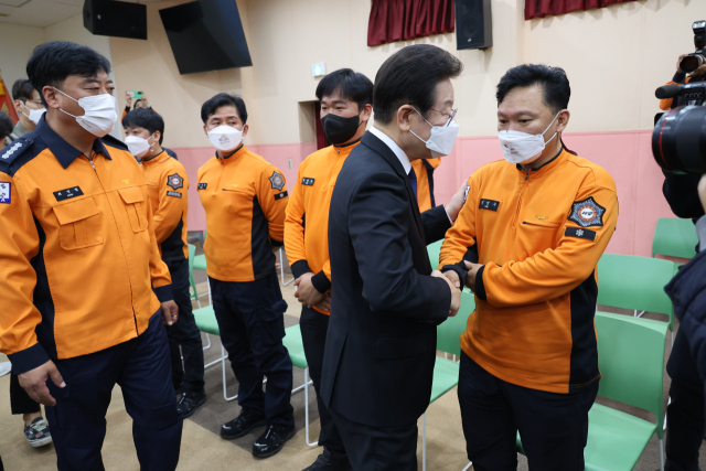 더불어민주당 이재명 대표가 9일 오전 서울 용산소방서를 방문, 이태원 압사 참사 당시 현장 대응에 나섰던 소방관들과의 간담회를 마친 뒤 소방관들을 격려하고 있다. 연합뉴스