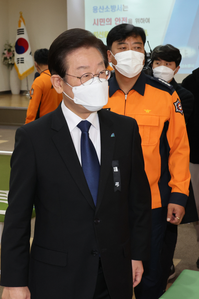 더불어민주당 이재명 대표가 9일 오전 서울 용산소방서를 방문, 이태원 압사 참사 당시 현장 대응에 나섰던 소방관들과의 간담회를 마친 뒤 최성범 용산소방서장과 함께 간담회장을 나오고 있다. 연합뉴스