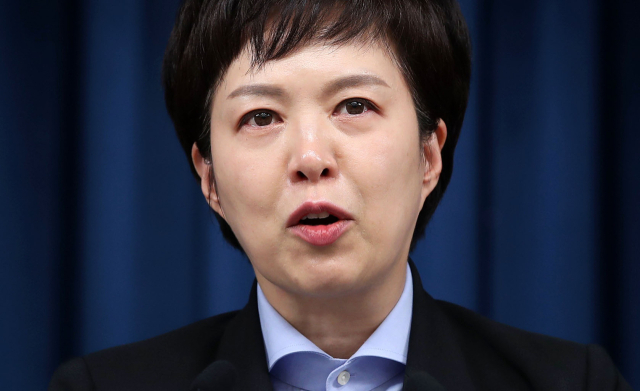 김은혜 대통령실 홍보수석이 9일 오후 서울 용산 대통령실 청사 브리핑룸에서 윤석열 대통령의 염수정 추기경, 정순택 대주교 면담 내용 중 이태원 참사와 관련한 발언 등에 대해 브리핑 도중 울먹이고 있다. 연합뉴스