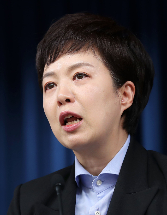 김은혜 대통령실 홍보수석이 9일 오후 서울 용산 대통령실 청사 브리핑룸에서 윤석열 대통령의 염수정 추기경, 정순택 대주교 면담 내용 중 이태원 참사와 관련한 발언 등에 대해 브리핑 도중 울먹이고 있다. 연합뉴스