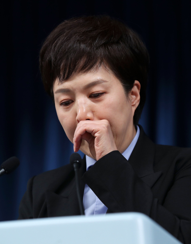 김은혜 대통령실 홍보수석이 9일 오후 서울 용산 대통령실 청사 브리핑룸에서 윤석열 대통령의 염수정 추기경, 정순택 대주교 면담 내용 등에 대해 브리핑 도중 울먹이고 있다. 연합뉴스