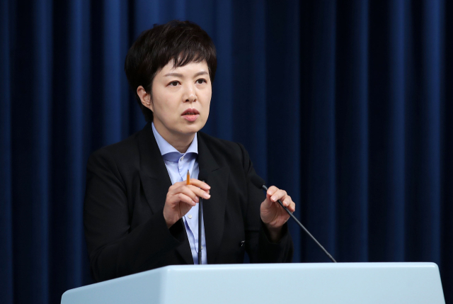 김은혜 대통령실 홍보수석이 9일 오후 서울 용산 대통령실 청사 브리핑룸에서 윤석열 대통령의 염수정 추기경, 정순택 대주교 면담 내용 등에 대해 브리핑하고 있다. 연합뉴스