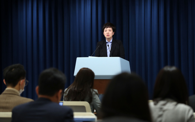 김은혜 대통령실 홍보수석이 9일 오후 서울 용산 대통령실 청사 브리핑룸에서 윤석열 대통령의 염수정 추기경, 정순택 대주교 면담 내용 등에 대해 브리핑하고 있다. 연합뉴스
