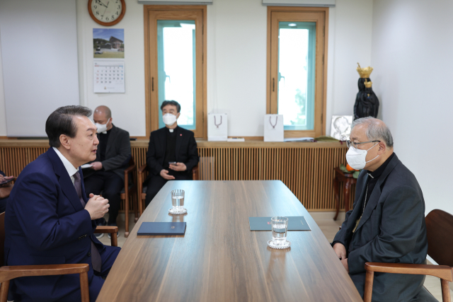 윤석열 대통령이 9일 서울 종로구 가톨릭대학교 주교관에서 염수정 추기경과 환담하고 있다. 연합뉴스