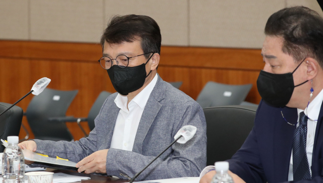 더불어민주당 김의겸 의원이 26일 서울 내곡동 국가정보원 청사에서 열린 국회 정보위원회의 국정원에 대한 국정감사에 참석하고 있다. 연합뉴스