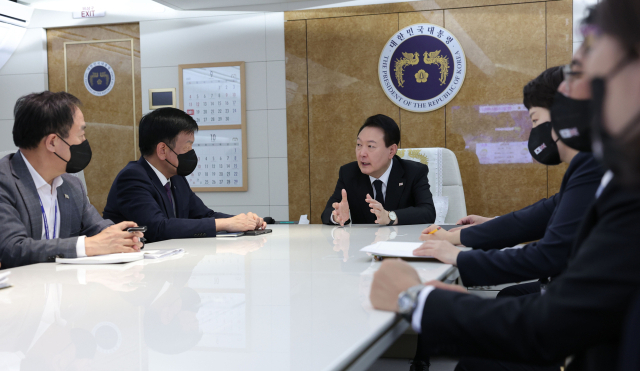지난 9월 영국, 미국, 캐나다 순방에 나선 윤석열 대통령이 영국 런던으로 향하는 공군 1호기에서 기내회의를 주재하고 있다. 연합뉴스