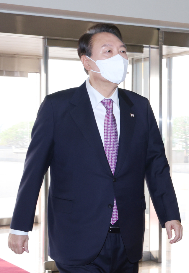 윤석열 대통령이 10일 오전 서울 용산 대통령실 청사로 출근하고 있다. 연합뉴스
