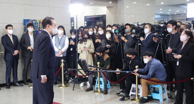 윤석열 대통령이 10일 오전 서울 용산 대통령실 청사로 출근, 기자들과 질의응답을 하고 있다. 연합뉴스