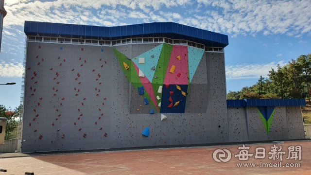 경산시 삼성현역사문화공원 내에 건립한 경산국제클라이밍파크의 인공암벽장. 경산시 제공
