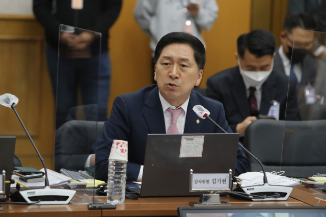 국민의힘 김기현 의원이 20일 오전 충남 계룡시 계룡대 육군본부에서 열린 국회 국방위원회 국정감사가 더불어민주당 의원들의 불참으로 미뤄지자 항의하고 있다. 연합뉴스