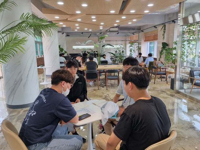 한국원자력마이스터고 학생들이 휴게공간에서 멘토링 활동을 하고 있다. 한국원자력마이스터고 제공