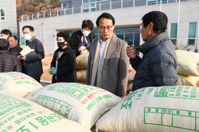 박남서 영주시장이 수매 현장을 방문, 농민들을 격려했다. 영주시 제공