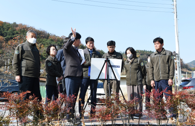 경북 군위군의회 의원들이 주요 사업 현장을 방문, 관계 공무원으로부터 브리핑을 받고 현장을 점검하고 있다. 군위군의회 제공