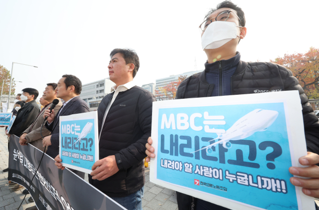 윤석열 대통령의 동남아 순방 출국을 앞둔 10일 오후 서울 용산구 대통령실 앞에서 한국기자협회, 전국언론노조, 방송기자연합회 등 언론 단체들이 MBC 취재진에 대한 대통령실의 전용기 탑승 불허와 관련해 긴급 기자회견을 하고 있다. 연합뉴스