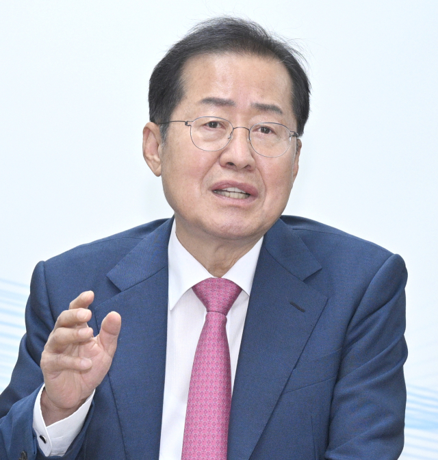 홍준표 대구시장이 취임 100일을 이틀 앞둔 6일 대구시청 동인청사에서 기자간담회를 하고 있다. 연합뉴스