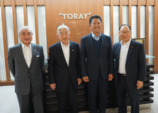 김장호(왼쪽 세 번째) 구미시장이 일본 도레이 본사에서 닛카쿠 아키히로(왼쪽 두 번째) CEO 등과 구미 투자에 대한 의견을 나누고 기념촬영하고 있다. 구미시 제공