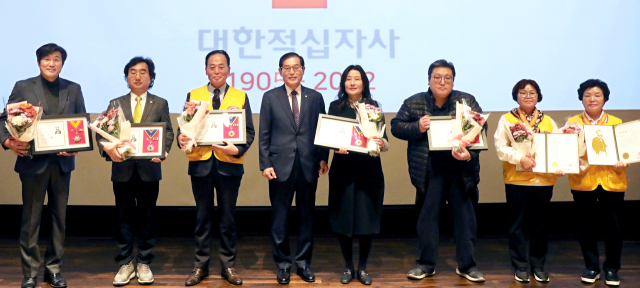 왼쪽부터 참조은병원 조은석 원장, 올포스킨 피부과의원 민복기 원장, 김명석 봉사원, 박명수 대한적십자사 대구지사 회장,이연주 RCY위원회 부위원장, 현정이네 소고깃집 장준현 대표, 최영순 봉사원, 손옥란 봉사원