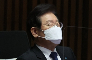 더불어민주당 이재명 대표가 10일 오후 국회에서 열린 본회의에서 잠시 눈을 감고 생각에 잠겨 있다. 연합뉴스