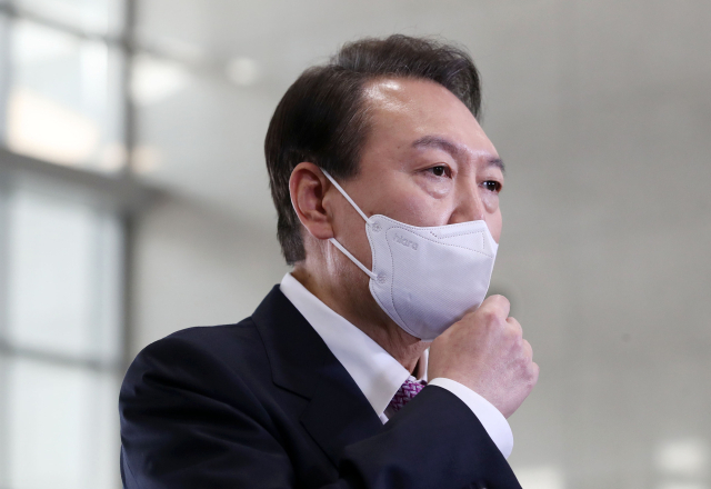 윤석열 대통령이 10일 오전 서울 용산 대통령실 청사로 출근, 기자들과 질의응답을 하고 있다. 연합뉴스