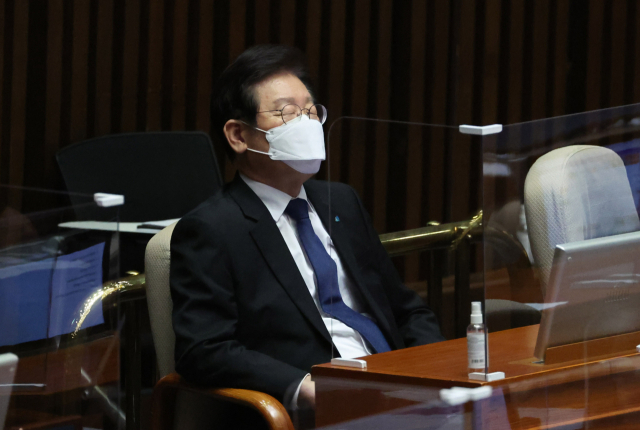 더불어민주당 이재명 대표가 10일 오후 국회에서 열린 본회의에서 잠시 눈을 감고 생각에 잠겨 있다. 연합뉴스