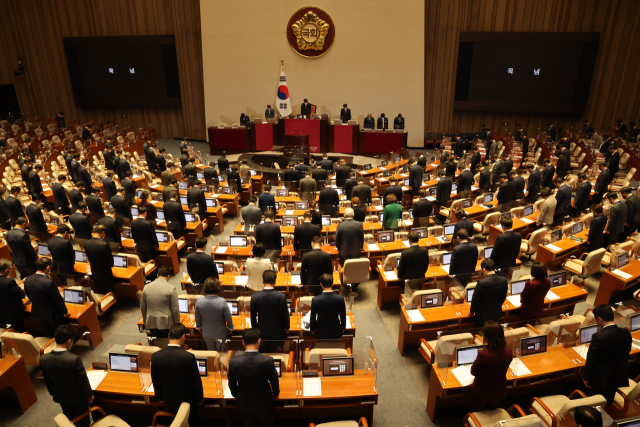 김진표 국회의장 등 참석의원들이 10일 국회에서 열린 본회의에서 이태원참사 희생자를 위한 묵념을 하고 있다. 연합뉴스