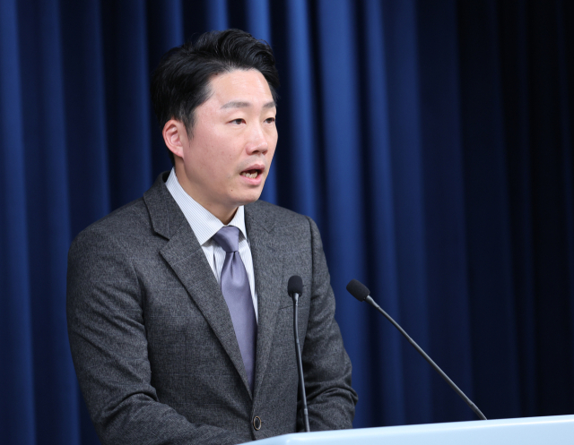 이재명 대통령실 부대변인이 10일 오후 서울 용산 대통령실 청사에서 현안 브리핑을 하고 있다. 연합뉴스