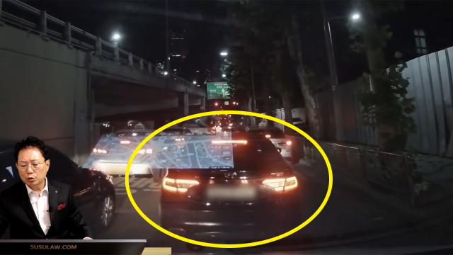 그랜저를 운전하던 한 차주가 응급환자를 이송중인 구급대원의 호소에도 약 150초가량 길을 막은 영상이 공개돼 공분을 사고 있다. 이에 분노한 구급대원은 차주를 고소했고, 차주는 경찰에 송치됐다. 한문철TV 유튜브 캡처