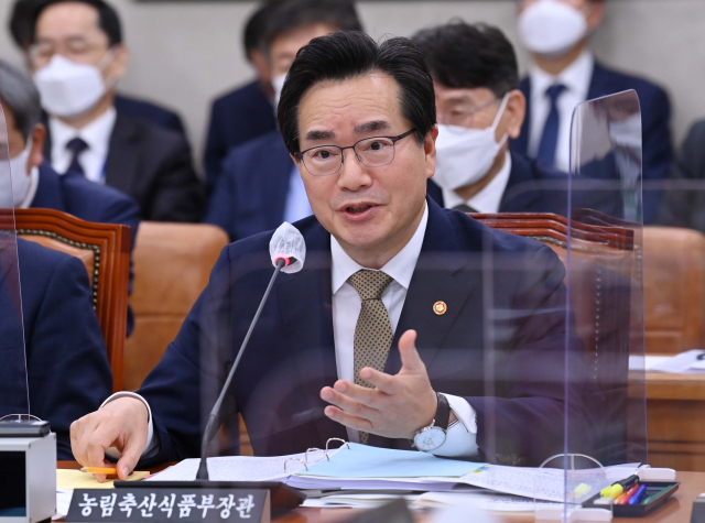 정황근 농림축산식품부 장관이 20일 국회 농림축산식품해양수산위원회에서 열린 농림축산식품부 및 소관기관에 대한 국정감사에서 의원질의에 답하고 있다. 연합뉴스