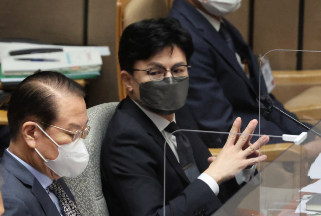 한동훈 법무부 장관이 7일 오전 국회에서 열린 예산결산특별위원회 전체회의에 출석해 있다. 왼쪽은 권영세 통일부 장관. 연합뉴스