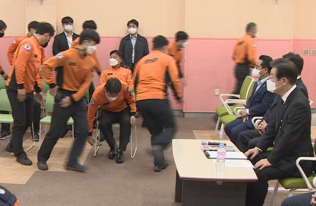 9일 오전 서울 용산소방서에 열린 더불어민주당 이재명 대표와의 간담회에 참석한 소방관들이 간담회 도중 출동 명령이 떨어지자 긴급하게 간담회장을 나가고 있다. 연합뉴스