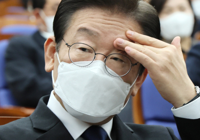 더불어민주당 이재명 대표가 9일 오후 국회에서 열린 정책의원총회에서 잠시 머리를 만지고 있다. 연합뉴스