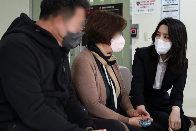윤석열 대통령의 부인 김건희 여사가 10일 서울 양천구 이대목동병원 장기이식센터에서 이태원 참사로 뇌사 판정을 받은 뒤 장기기증을 결정한 국군 장병의 가족을 위로하고 있다. 연합뉴스