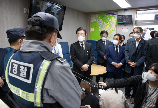 더불어민주당 이재명 대표가 8일 오후 서울 용산구 이태원파출소를 찾아 임현규 용산경찰서장의 설명을 듣고 있다. 연합뉴스