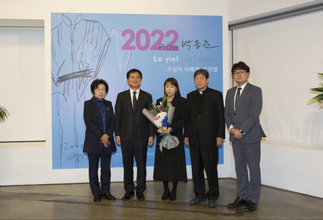 제3회 박동준상 시상식에서 윤순영(왼쪽부터) 박동준기념사업회 이사장, 정창룡 매일신문 사장, 이혜연 디자이너, 천주교대구대교구 교구장 조환길 대주교, 박동준 선생 아들 박중구 변호사 등이 기념촬영을 하고 있다. 박동준기념사업회 제공