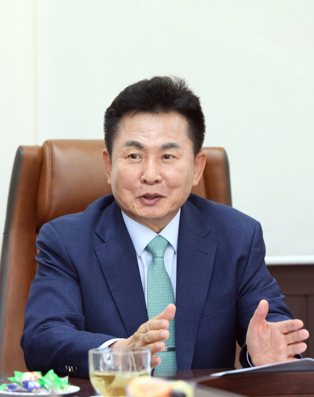 김현태 ㈜한신 회장이 글로벌 유통 진출 등 미래 전략과 비전을 설명하고 있다. 이무성 객원기자