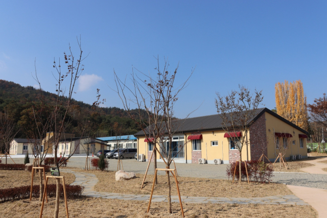 11일 경북 구미시는 도개면 용산리에 위치한 장애인 단기거주시설 사랑의 쉼터에서 장애인 단기거주시설 주거환경개선사업의 일환으로 사랑의 쉼터 남자생활관 및 나눔숲 준공식과 명예시민증 수여식을 진행했다. 사랑의 쉼터 전경. 구미시 제공