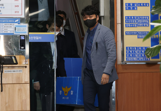 2일 오후 서울 용산경찰서에서 압수수색을 마친 경찰 특별수사본부(특수본) 관계자가 청사에서 나오고 있다. 