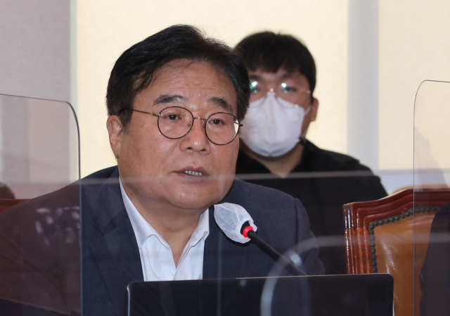 더불어민주당 이병훈 의원이 11일 서울 여의도 국회에서 열린 문화체육관광위원회 전체회의에서 대통령순방 프레스센터 설치 예산 삭감을 주장하는 발언을 하고 있다. 연합뉴스