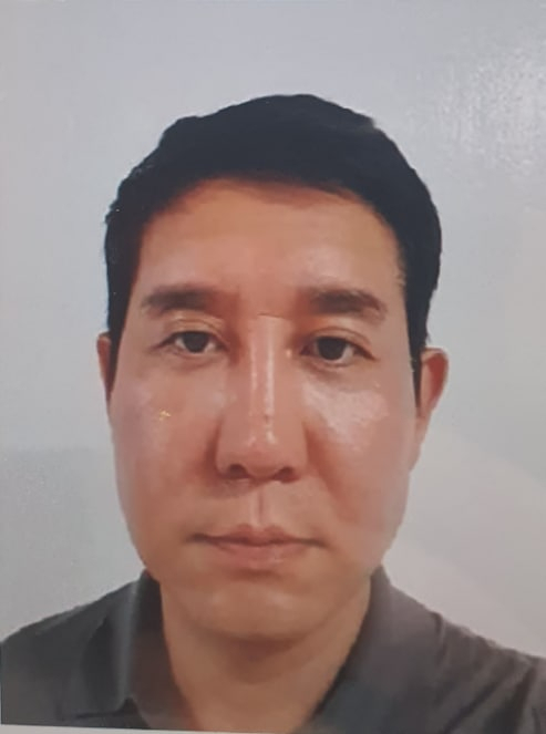 라임자산운용 사태의 핵심 인물로 꼽히는 김봉현 전 스타모빌리티 회장이 11일 오후 재판을 앞두고 전자발찌를 끊은 채 도주했다. 검찰에 따르면 이날 오후 1시 30분께 경기 하남시 팔당대교 부근에서 김 전 회장의 전자장치가 끊어졌고 연락이 두절됐다. 사진은 김봉현 전 회장. 연합뉴스