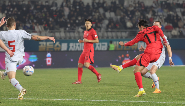 11일 오후 경기도 화성종합경기타운 주경기장에서 열린 2022 카타르 월드컵을 앞둔 축구 대표팀의 마지막 평가전, 아이슬란드와의 경기에서 송민규가 슛을 시도하고 있다. 연합뉴스