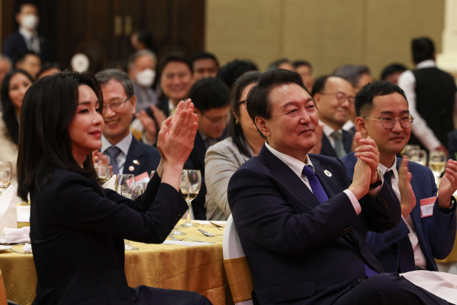 윤석열 대통령과 김건희 여사가 11일(현지시간) 캄보디아 프놈펜 한 호텔에서 열린 동포 만찬 간담회에서 축하공연을 보며 박수를 치고 있다. 연합뉴스