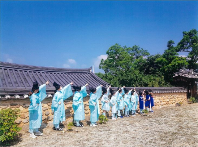 점곡초등학교 학생들이 2021년 의성향교에서 선비체험을 하고 있다. 점곡초 제공