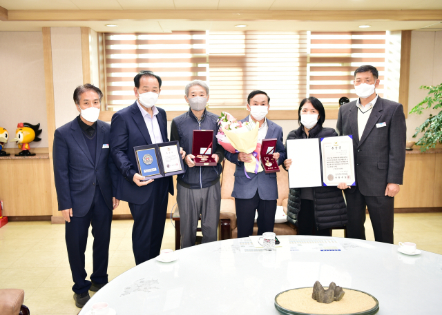 지난 11일 문경시청에서 6·25 전쟁에 참전해 무공을 세운 故김동수 병장과 故인진영 상병의 유족에게 신현국 문경시장이 